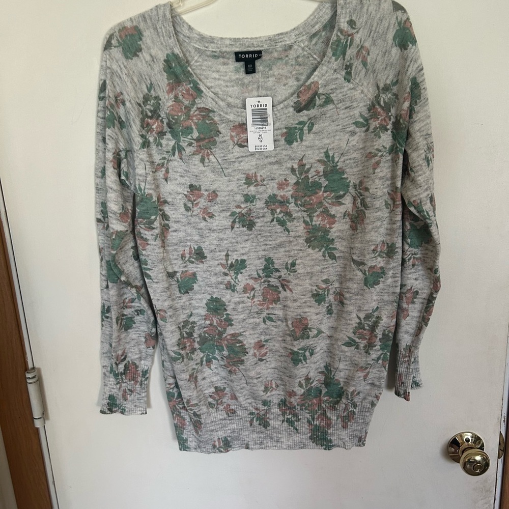 NWT Torrid size 0 gray floral, pull over sweater